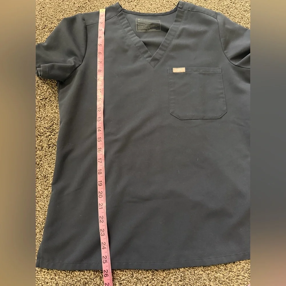 FIGS Technical Collection Catarina one-pocket scrub top | Size small - Picture 6 of 6